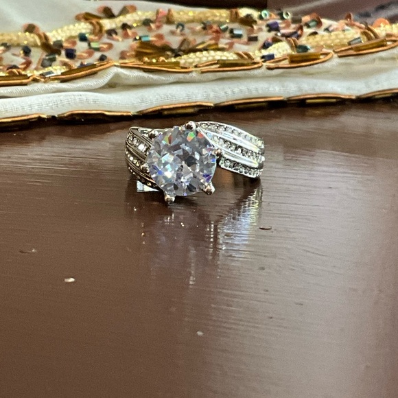 Elegant Silver Ring with Large Gemstone 7 - Picture 8 of 12